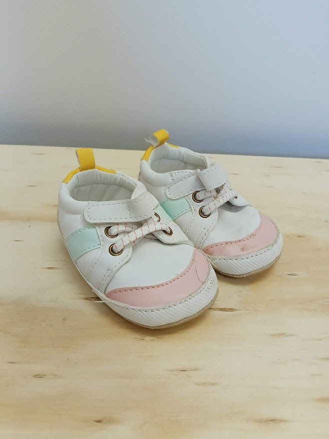 Girls white color block sneakers sz 3-6M (Size: 3-6MO)